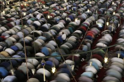 Personas asisten a las oraciones del viernes en la mezquita Fatih en Estambul, Turquía. 