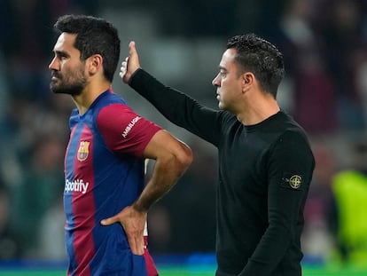 Xavi consuela a Gündogan después del encuentro ante el PSG.