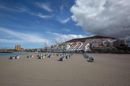 La playa de Arona, en Tenerife, el 13 de abril, un mes después de cerrarse por el estado de alarma.