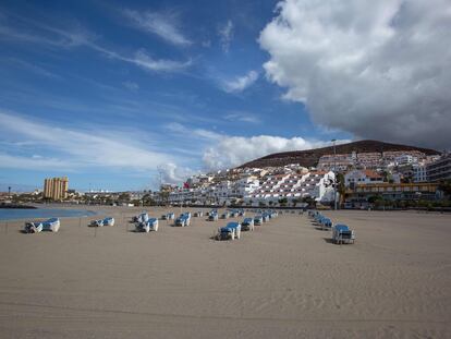 La playa de Arona, en Tenerife, el 13 de abril, un mes después de cerrarse por el estado de alarma.