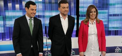 La candidata socialista a la Presidencia de la Junta de Andaluc&iacute;a, Susana D&iacute;az, y los candidatos por IU, Antonio Maillo (c) y el popular Juanma Moreno, momentos antes de comenzar el &uacute;ltimo debate electoral.