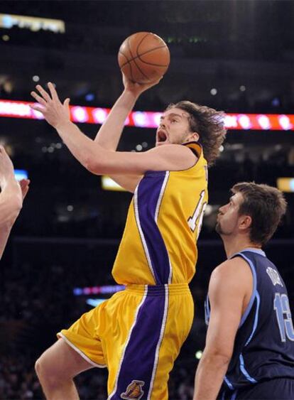 Pau Gasol lanza a canasta ante Okur, de Utah Jazz.