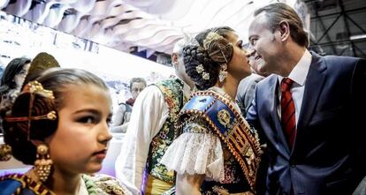 El presidente de la Generalitat, Alberto Fabra, con las falleras mayores de Valencia, Carmen Sancho y Claudia Villodre, en Fitur.