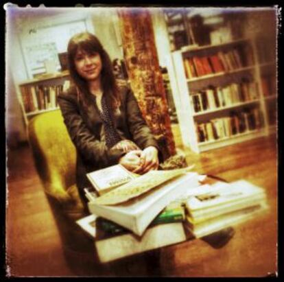 Aixa de la Cruz, escritora, en la libreria Melior