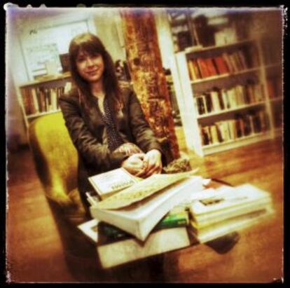 Aixa de la Cruz, escritora, en la libreria Melior 