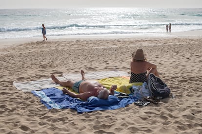 Turistas disfruatndo de las Grandes Playas de Corralejo, en Fuerteventura.