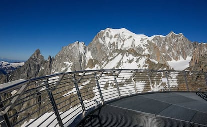 Vista de la terraza del teleférico 'skyway' Monte Bianco, que sube hasta Punta Helbronner, a 3.466 metros. Un lugar para disfrutar de la belleza del Mont Blanc.