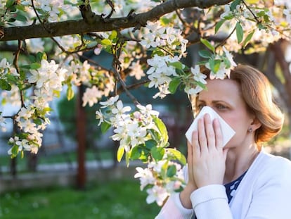 Una mujer alérgica al polen.