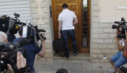 A police officer outside Serafín Castellano's home in Benissanó.