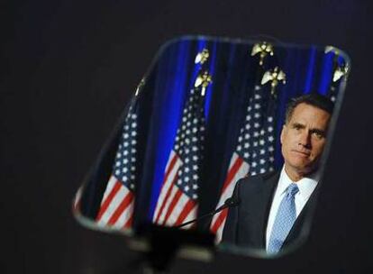 Mitt Romney, reflejado en una pantalla, minutos antes de anunciar que se retira de la campaña.