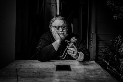 El director mexicano Guillermo del Toro posa con una de las figuras de 'Pinocho', durante el rodaje de la película