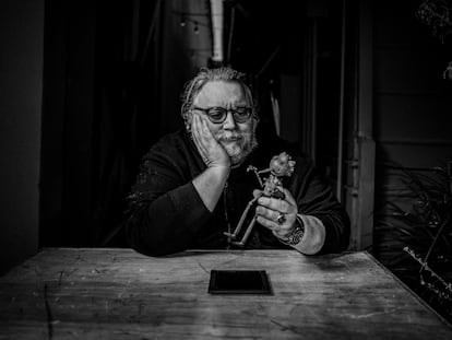 El director mexicano Guillermo del Toro posa con una de las figuras de 'Pinocho', durante el rodaje de la película