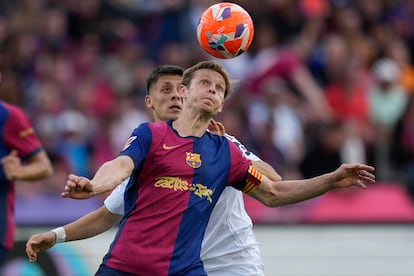 El centrocapista del Barcelona Frenkie de Jong (en primer término) y el centrocampista del Real Madrid Arda Guler.