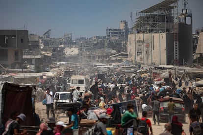 Palestinos abandonan la zona de Jan Yunis tras una orden israelí para evacuar la zona sur, el 22 de julio de 2024. 