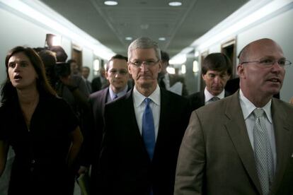 Tim Cook, consejero delegado de Apple, tras declarar en el Senado de EEUU.
