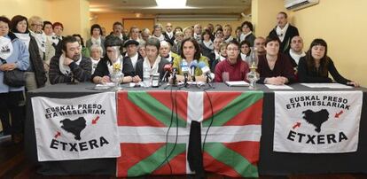 La abogada de presos Yolanda Molina (centro), en la rueda de prensa organizada por la asociación de familiares de presos de ETA Etxerat esta mañana.