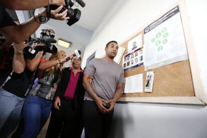 Don Omar, arrestado, a su llegada a la comisar&iacute;a.