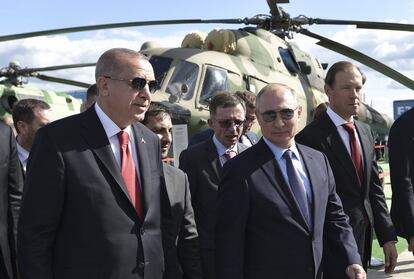 El presidente turco, Recep Tayyip Erdogan, y el presidente ruso, Vladimir Putin, asisten al Salón Internacional de Aviación y Espacio MAKS-2019 en Zhukovsky, en las afueras de Moscú (Rusia), este martes, durante una breve visita de trabajo del mandatario turco en Rusia.
