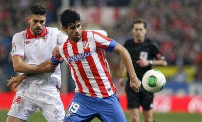 Botía lucha por el balón con Diego Costa