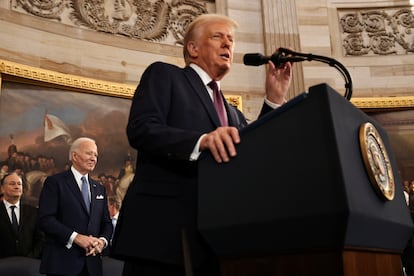 Donald Trump, durante su discurso en presencia del expresidente Joe Biden, este lunes en el Capitolio.  