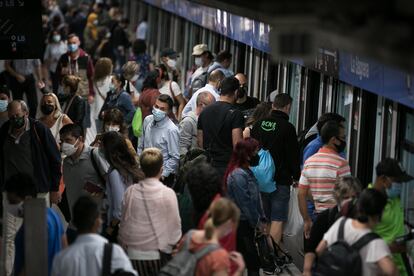 Andén de la estación de La Sagrera.