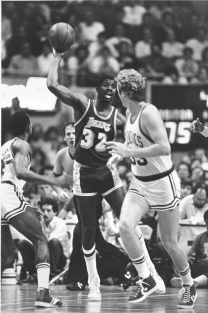 Larry Bird y Magic Johnson en un partido de 1984.