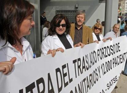 Trabajadores del ambulatorio Concepción Arenal durante su concetración de esta mañana
