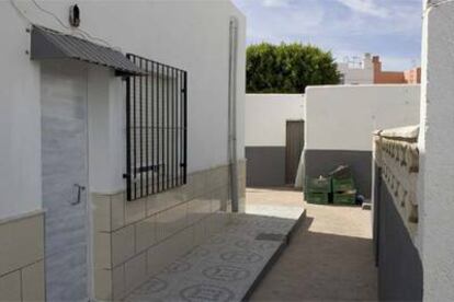Fachada de la vivienda de La Mojonera (Almería) en la que fue detenido un argelino el lunes.
