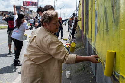 Margarita Restrepo, madre buscadora de la comuna 13, participa de la creación del mural en conmemoración a las víctimas, en Medellín, el día 12 de enero de 2025.