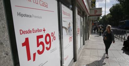 Un cartel publicitario en una sucursal del Banco Popular de cr&eacute;dictos hipotecarios, en Madrid.