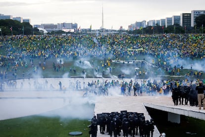 Partidarios del expresidente brasileño Jair Bolsonaro se enfrentan a las fuerzas de seguridad frente al Congreso Nacional de Brasil en Brasilia.