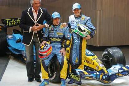 Briatore, Alonso y Fisichella posan junto al nuevo Renault.