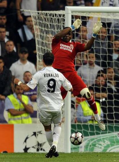 Cristiano Ronaldo, sólo delante de Mandanda, anota por bajo el primer gol del Madrid.