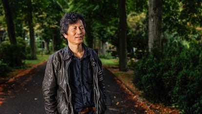 Byung-Chul Han, en agosto de 2023, en el antiguo cementerio de San Mateo de Berlín.