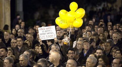 Concentraci&oacute;n en apoyo de las v&iacute;ctimas del metro en la plaza de la Virgen de Valencia.