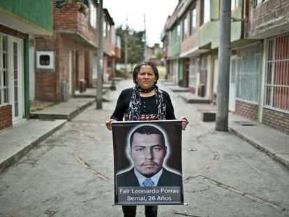 Luz María Bernal muestra una foto de su hijo, Fair Leonardo Porras, en Soacha, Colombia.