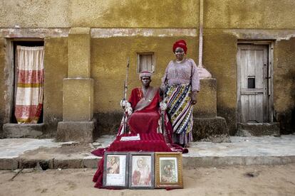 Martin Lusala Mayindu, jefe del agrupamiento de Kimwenza Matadi Mayo, junto a su hermana (Doona), en la municipalidad de Mont Ngaliema, Kinshasa.