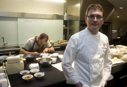 Aduriz, en la cocina de la segunda planta del restaurante Mugaritz, donde el chef y su equipo ensayan conceptos y platos.