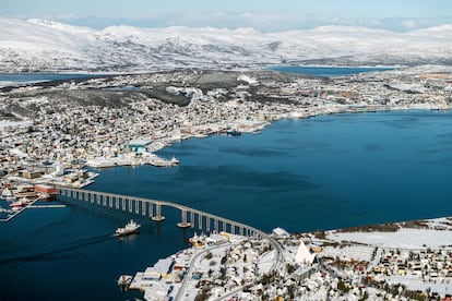 Tromsø cuenta con una población de 50.000 personas. Este es el famoso puente que cruza la ciudad.
