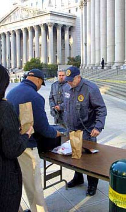 Registro de las personas que entran al Tribunal Federal de Nueva York.