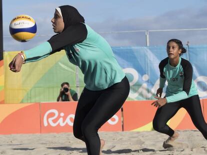 Las deportistas egipcias Doaa Elghobashy (izquierda) y Nada Meawad con hiyab en los Juegos Olímpicos 2016 en Río de Janeiro.