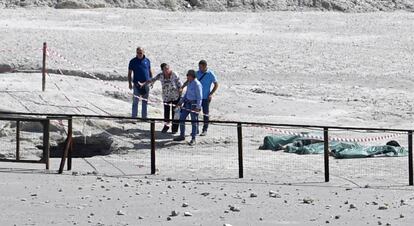 Los cuerpos de los tres fallecidos en el cráter volcánico Solfatara en Pozzuoli (Italia), este martes.