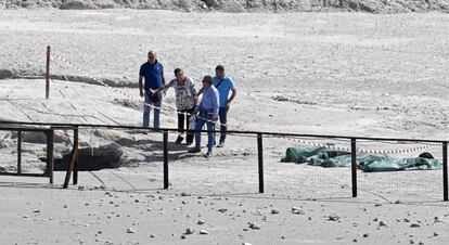 Los cuerpos de los tres fallecidos en el cr&aacute;ter volc&aacute;nico Solfatara en Pozzuoli (Italia), este martes.