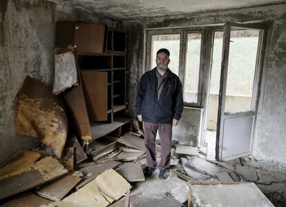 Nikolai Txerniavskii, de 66 anys, al pis on vivia, 30 anys després de ser evacuat, a la ciutat ucraïnesa de Prípiat.