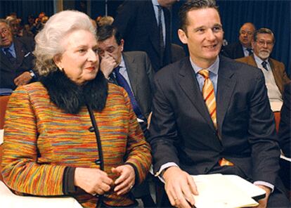 Iñaki Urdangarín, junto a la infanta Pilar, presidenta de la Federación Hípica Internacional, durante la asamblea en donde ha sido nombrado vicepresidente primero del COE.