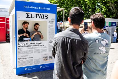 Dos chicos posan en el photocall de EL PAÍS.