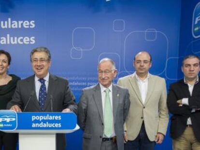 Zoido, en el centro, con los representantes del PP en las Diputaciones.
