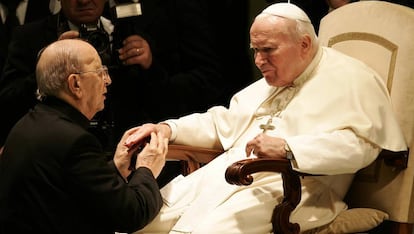 Juan Pablo II recibe a Marcial Maciel en el Vaticano, el 30 de noviembre del 2004