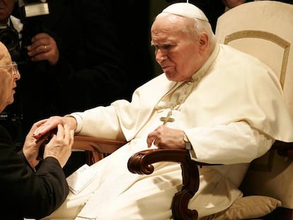 Juan Pablo II recibe a Marcial Maciel en el Vaticano, el 30 de noviembre del 2004
