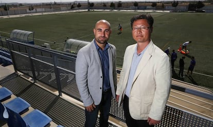 El director deportivo, Rubén Caño, y el presidente del club, Kim De Ho.